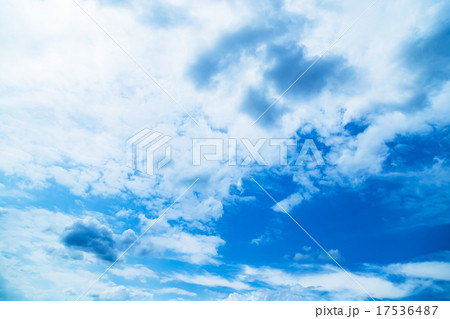 空 晩夏の空 秋の空 9月の空 青い空 綿雲 積雲 コピースペース テキストスペース 合成用背景 雲 空 晩夏の空 秋の空 9月の空 青い空 綿雲 積雲 コピースペース テキストスペース 合成用背景 雲 17536487