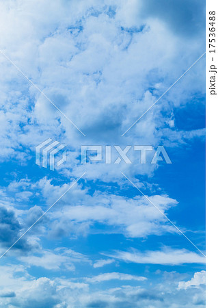 空　晩夏の空　秋の空　9月の空　青い空　綿雲　積雲　コピースペース　テキストスペース　合成用背景　雲 17536488