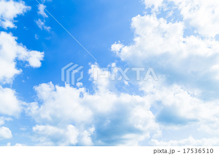 空　晩夏の空　秋の空　9月の空　青い空　綿雲　積雲　コピースペース　テキストスペース　合成用背景　雲 17536510