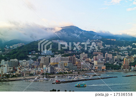 台風一過の熱海温泉街の夕暮れ 台風一過の熱海温泉街の夕暮れ 17536558