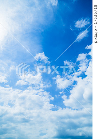 空　晩夏の空　秋の空　9月の空　青い空　綿雲　積雲　コピースペース　テキストスペース　合成用背景　雲 17536718