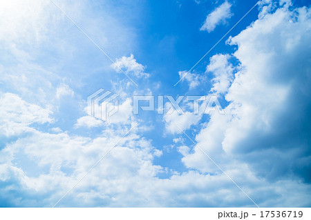 空 晩夏の空 秋の空 9月の空 青い空 綿雲 積雲 コピースペース テキストスペース 合成用背景 雲 空 晩夏の空 秋の空 9月の空 青い空 綿雲 積雲 コピースペース テキストスペース 合成用背景 雲 17536719