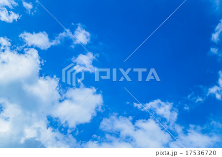空　晩夏の空　秋の空　9月の空　青い空　綿雲　積雲　コピースペース　テキストスペース　合成用背景　雲 17536720