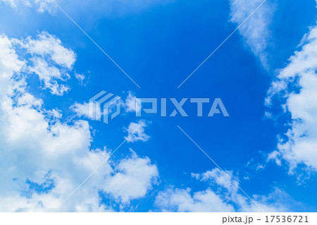 空　晩夏の空　秋の空　9月の空　青い空　綿雲　積雲　コピースペース　テキストスペース　合成用背景　雲 17536721