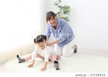 リビングでストレッチをする母親と子供 リビングでストレッチをする母親と子供 17536810