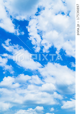 空　晩夏の空　秋の空　9月の空　青い空　綿雲　積雲　コピースペース　テキストスペース　合成用背景　雲 17536897