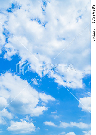 空　晩夏の空　秋の空　9月の空　青い空　綿雲　積雲　コピースペース　テキストスペース　合成用背景　雲 17536898