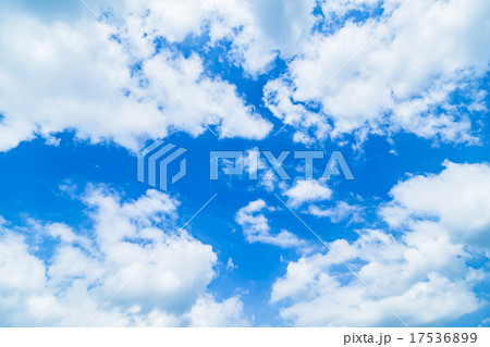 空 晩夏の空 秋の空 9月の空 青い空 綿雲 積雲 コピースペース テキストスペース 合成用背景 雲 空 晩夏の空 秋の空 9月の空 青い空 綿雲 積雲 コピースペース テキストスペース 合成用背景 雲 17536899