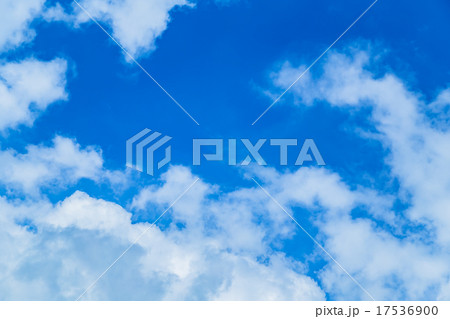 空　晩夏の空　秋の空　9月の空　青い空　綿雲　積雲　コピースペース　テキストスペース　合成用背景　雲 17536900