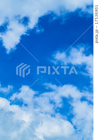 空　晩夏の空　秋の空　9月の空　青い空　綿雲　積雲　コピースペース　テキストスペース　合成用背景　雲 17536901