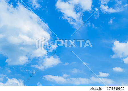 空　晩夏の空　秋の空　9月の空　青い空　綿雲　積雲　コピースペース　テキストスペース　合成用背景　雲 17536902