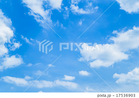 空　晩夏の空　秋の空　9月の空　青い空　綿雲　積雲　コピースペース　テキストスペース　合成用背景　雲 17536903