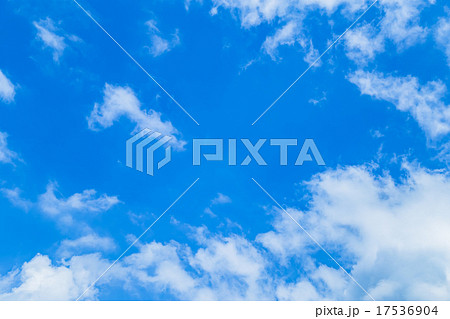 空　晩夏の空　秋の空　9月の空　青い空　綿雲　積雲　コピースペース　テキストスペース　合成用背景　雲 17536904