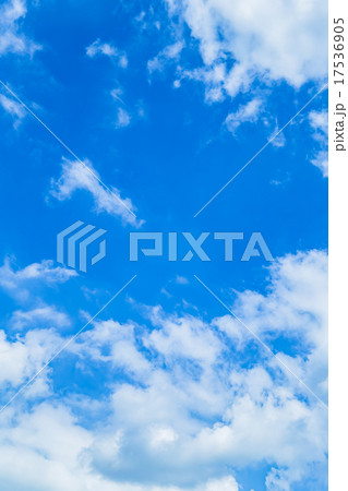 空　晩夏の空　秋の空　9月の空　青い空　綿雲　積雲　コピースペース　テキストスペース　合成用背景　雲 17536905