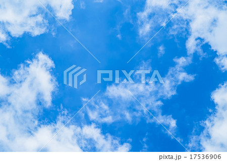 空　晩夏の空　秋の空　9月の空　青い空　綿雲　積雲　コピースペース　テキストスペース　合成用背景　雲 17536906