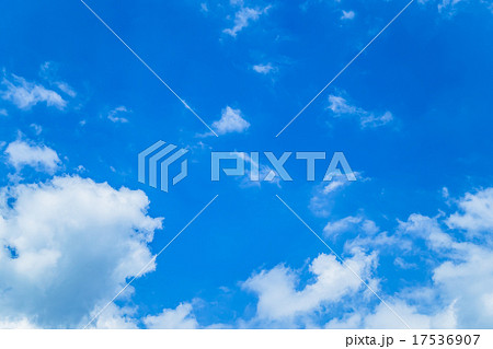 空　晩夏の空　秋の空　9月の空　青い空　綿雲　積雲　コピースペース　テキストスペース　合成用背景　雲 17536907