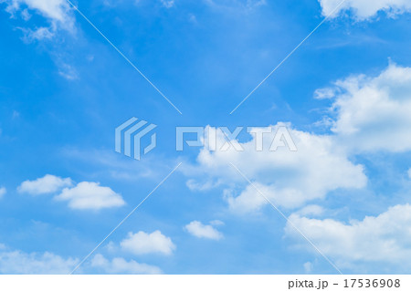 空　晩夏の空　秋の空　9月の空　青い空　綿雲　積雲　コピースペース　テキストスペース　合成用背景　雲 17536908