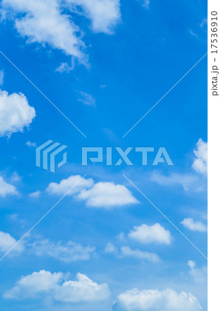 空　晩夏の空　秋の空　9月の空　青い空　綿雲　積雲　コピースペース　テキストスペース　合成用背景　雲 17536910