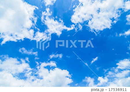 空 晩夏の空 秋の空 9月の空 青い空 綿雲 積雲 コピースペース テキストスペース 合成用背景 雲 空 晩夏の空 秋の空 9月の空 青い空 綿雲 積雲 コピースペース テキストスペース 合成用背景 雲 17536911