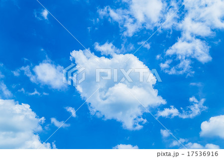 空 晩夏の空 秋の空 9月の空 青い空 綿雲 積雲 コピースペース テキストスペース 合成用背景 雲 空 晩夏の空 秋の空 9月の空 青い空 綿雲 積雲 コピースペース テキストスペース 合成用背景 雲 17536916