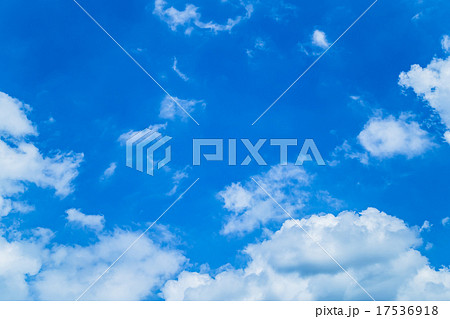 空　晩夏の空　秋の空　9月の空　青い空　綿雲　積雲　コピースペース　テキストスペース　合成用背景　雲 17536918