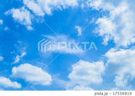 空　晩夏の空　秋の空　9月の空　青い空　綿雲　積雲　コピースペース　テキストスペース　合成用背景　雲 17536919