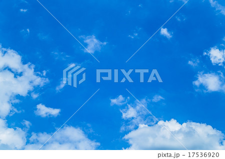 空　晩夏の空　秋の空　9月の空　青い空　綿雲　積雲　コピースペース　テキストスペース　合成用背景　雲 17536920