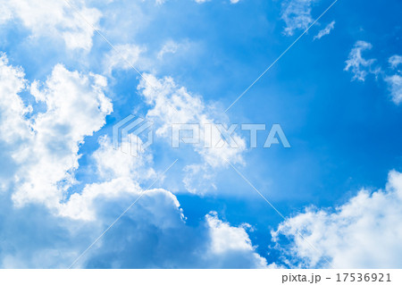 空　晩夏の空　秋の空　9月の空　青い空　綿雲　積雲　コピースペース　テキストスペース　合成用背景　雲 17536921