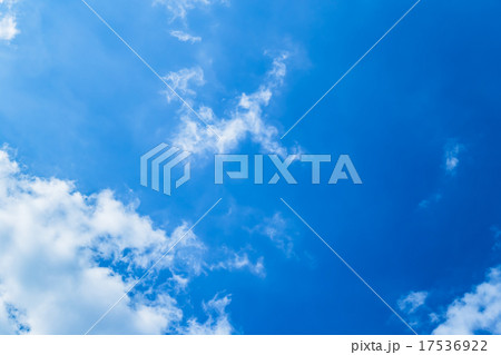 空　晩夏の空　秋の空　9月の空　青い空　綿雲　積雲　コピースペース　テキストスペース　合成用背景　雲 17536922
