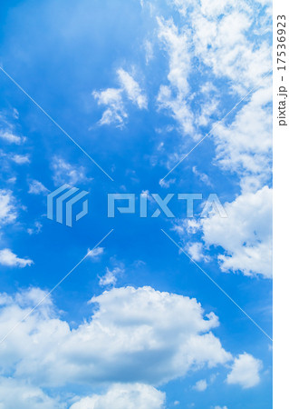 空　晩夏の空　秋の空　9月の空　青い空　綿雲　積雲　コピースペース　テキストスペース　合成用背景　雲 17536923