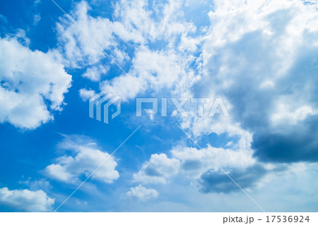 空　晩夏の空　秋の空　9月の空　青い空　綿雲　積雲　コピースペース　テキストスペース　合成用背景　雲 17536924