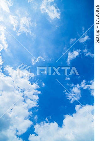 空　晩夏の空　秋の空　9月の空　青い空　綿雲　積雲　コピースペース　テキストスペース　合成用背景　雲 17536926