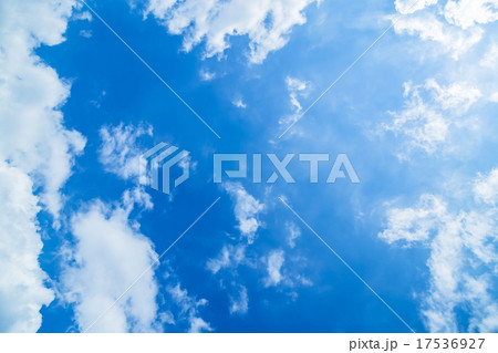 空　晩夏の空　秋の空　9月の空　青い空　綿雲　積雲　コピースペース　テキストスペース　合成用背景　雲 17536927