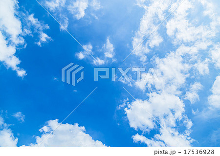 空　晩夏の空　秋の空　9月の空　青い空　綿雲　積雲　コピースペース　テキストスペース　合成用背景　雲 17536928