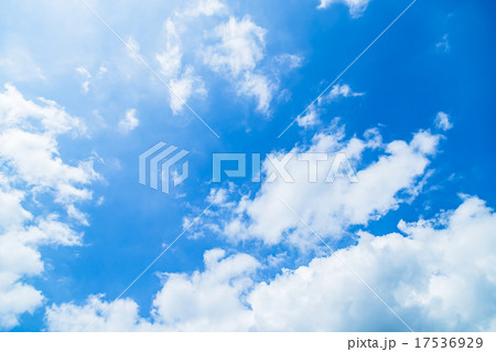 空　晩夏の空　秋の空　9月の空　青い空　綿雲　積雲　コピースペース　テキストスペース　合成用背景　雲 17536929