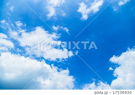 空　晩夏の空　秋の空　9月の空　青い空　綿雲　積雲　コピースペース　テキストスペース　合成用背景　雲 17536930