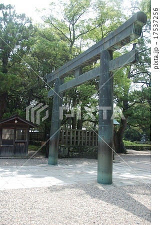 銅鳥居(四の鳥居)(出雲大社・拝殿前/島根県出雲市大社町) 銅鳥居(四の鳥居)(出雲大社・拝殿前/島根県出雲市大社町) 17537256