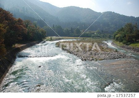 庄川の流れ（岐阜県大野郡白川村荻町） 17537257