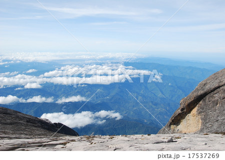 キナバル山の山頂付近の雲海（東マレーシア／ボルネオ島） 17537269