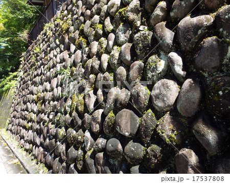 山間の集落には玉石を積んだ石垣が多くみられます 17537808