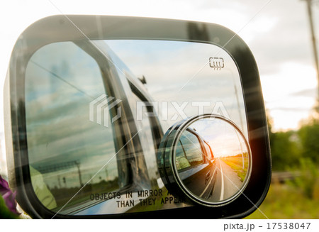 The reflection in the mirror 17538047