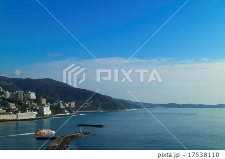 台風一過の熱海港を早朝出港する遊覧船・イルドバカンス3世号 17538110