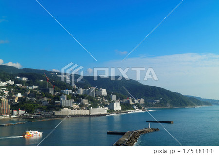 台風一過の熱海港を早朝出港する遊覧船・イルドバカンス3世号 17538111