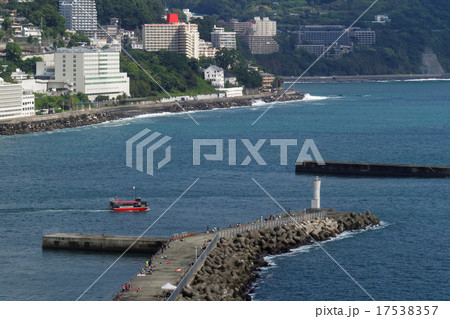 台風一過の熱海港を出港する遊覧船・サンレモ 17538357