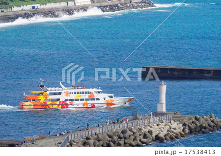 台風一過の熱海港を出港する遊覧船・イルドバカンス3世号 17538413