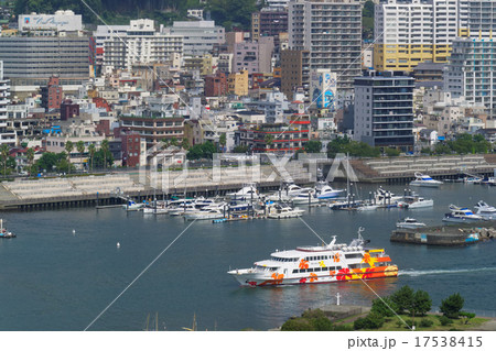 台風一過の熱海港に入港する遊覧船・イルドバカンス3世号と温泉街 17538415