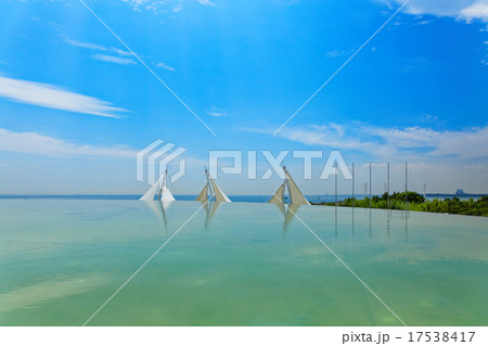 葛西臨海水族館の噴水池と帆と青空 17538417