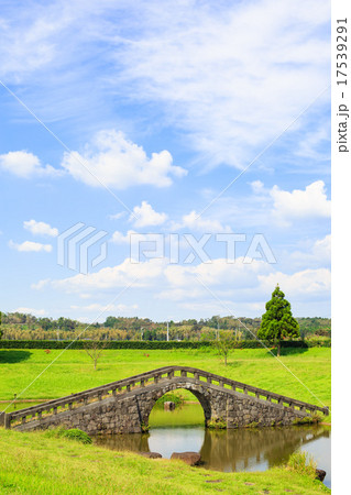 石橋のある風景 17539291