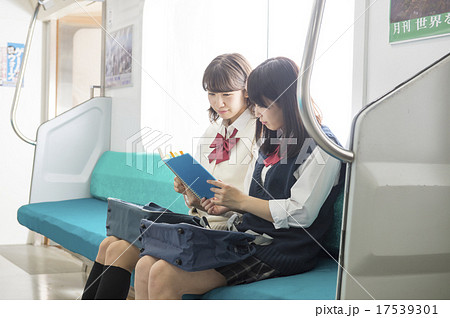 電車通学する高校生の写真素材