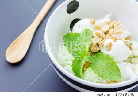 Homemade ice cream with a lime slice and mint 17539946